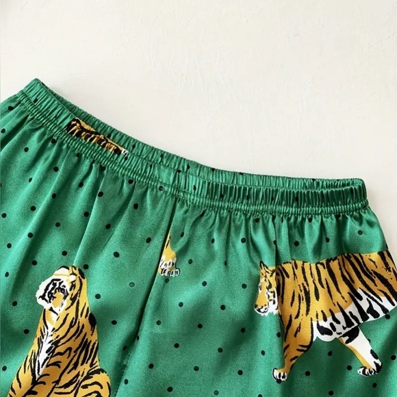 Animal Print Satin Pajama Set Green New SZ L ✨✨🔥🔥 - Picture 3 of 3